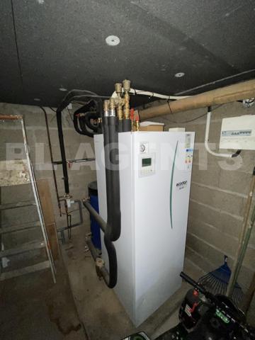 “Découvrez cette magnifique maison de caractère en toit de chaume, nichée dans un cadre verdoyant et