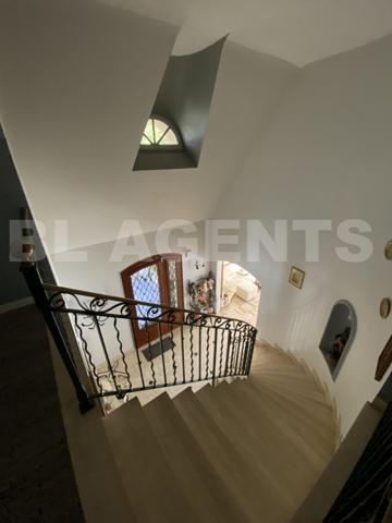 “Découvrez cette magnifique maison de caractère en toit de chaume, nichée dans un cadre verdoyant et