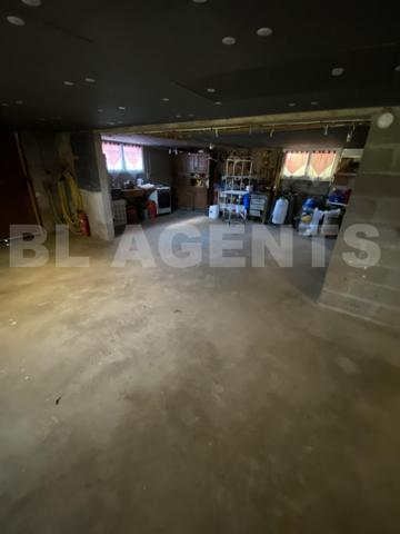 “Découvrez cette magnifique maison de caractère en toit de chaume, nichée dans un cadre verdoyant et