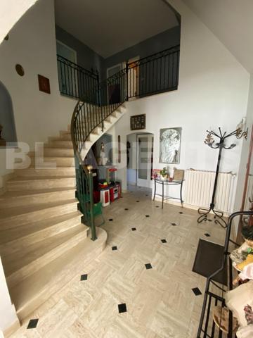 “Découvrez cette magnifique maison de caractère en toit de chaume, nichée dans un cadre verdoyant et