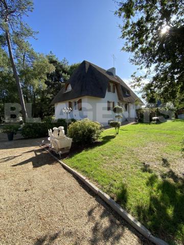 “Découvrez cette magnifique maison de caractère en toit de chaume, nichée dans un cadre verdoyant et