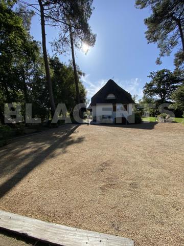 “Découvrez cette magnifique maison de caractère en toit de chaume, nichée dans un cadre verdoyant et