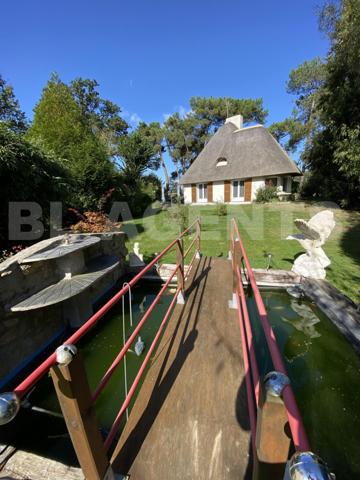 “Découvrez cette magnifique maison de caractère en toit de chaume, nichée dans un cadre verdoyant et