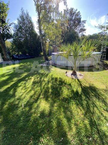 “Découvrez cette magnifique maison de caractère en toit de chaume, nichée dans un cadre verdoyant et
