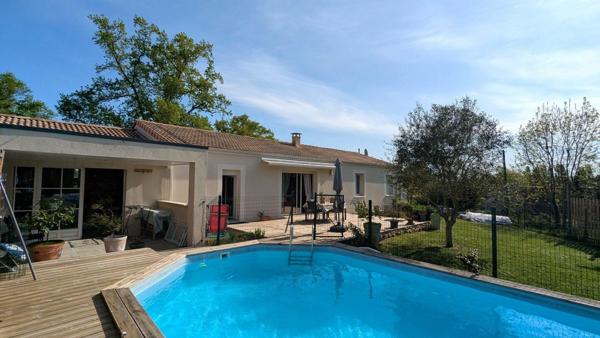 Maison traditionnelle de plain pied. 3 chambres, terrain clos, piscine