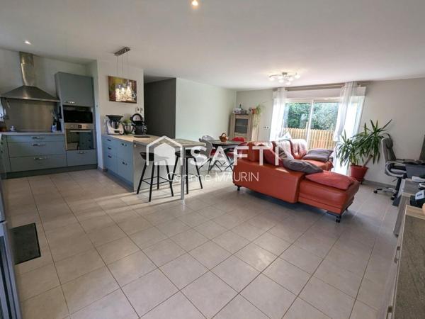 Maison traditionnelle de plain pied. 3 chambres, terrain clos, piscine