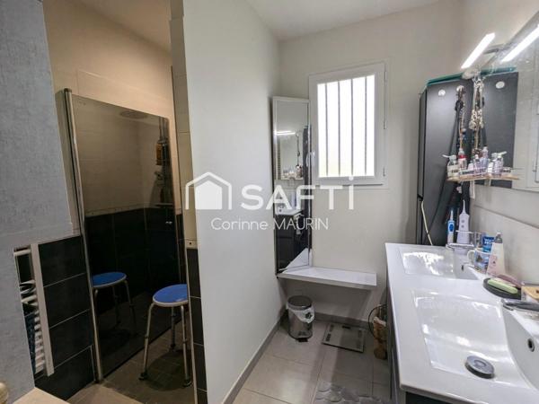 Maison traditionnelle de plain pied. 3 chambres, terrain clos, piscine