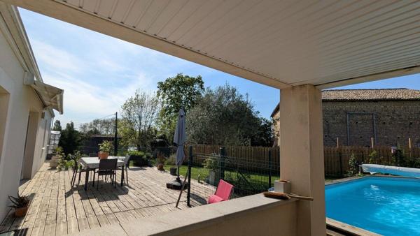 Maison traditionnelle de plain pied. 3 chambres, terrain clos, piscine