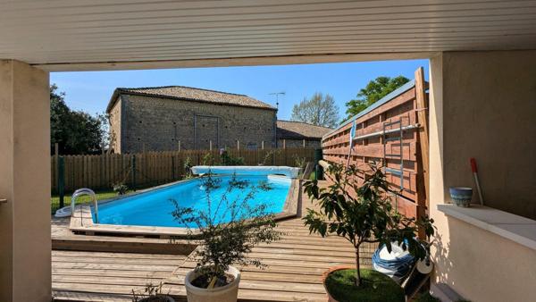 Maison traditionnelle de plain pied. 3 chambres, terrain clos, piscine