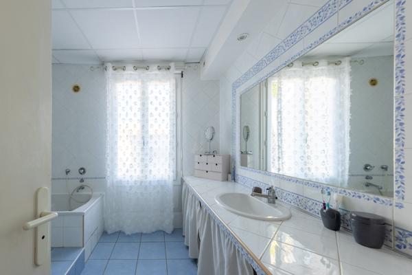 Candillargues (34130) Exclusivité -Candillargues-Centre ville- Maison 191 M² en R+2 -7 Piéces , 4 Chambres -Cour, Terrasse et Jardin