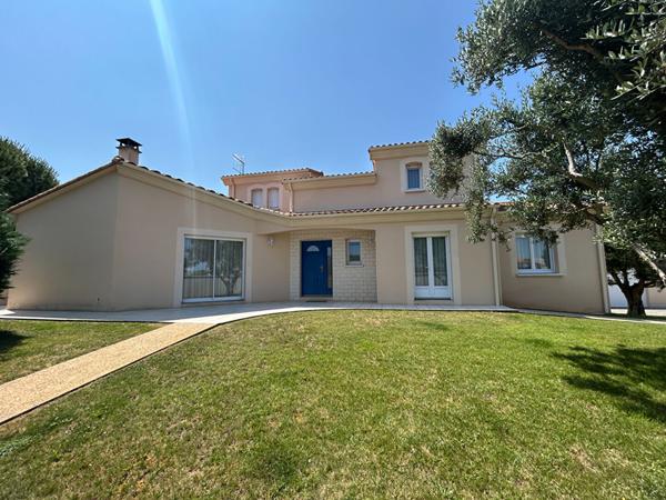 Maison - 7 pièces - 293 m²