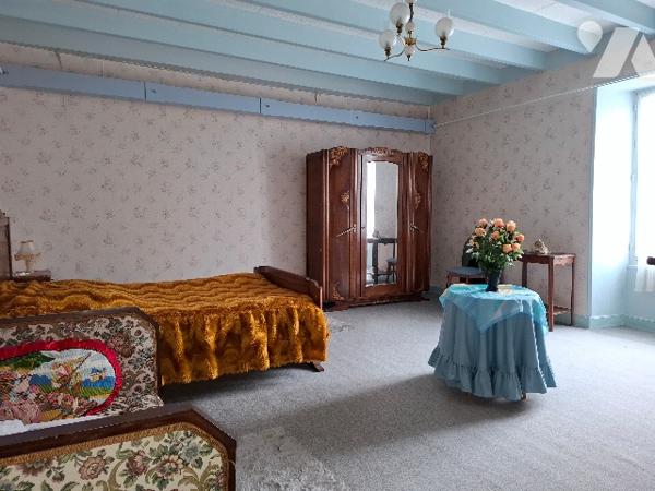 MAISON AVEC VUE SUR LA RIVIERE ET LE PONT