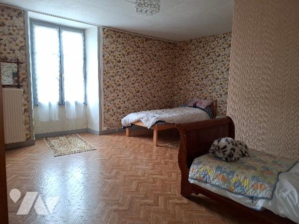 MAISON AVEC VUE SUR LA RIVIERE ET LE PONT