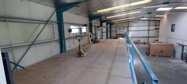 Atelier 240 m2, hauteur sous plafond 6.20 à 7 mètres