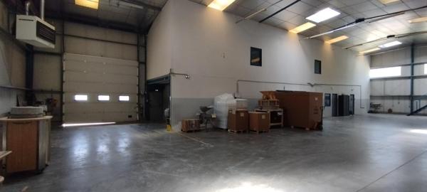 Atelier 240 m2, hauteur sous plafond 6.20 à 7 mètres