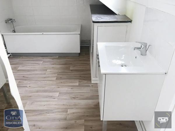 Appartement à louer 2 pièces 74.2m² Hautmont (59330)