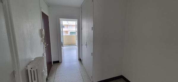 SALINS:STUDIO avec balcons - Clermont-Province