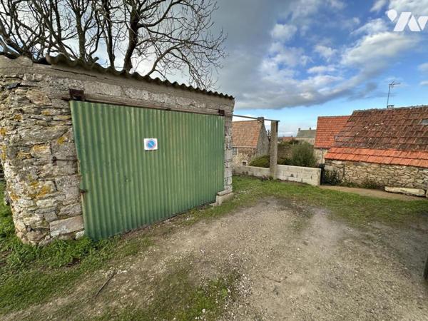 Maison rénovée avec garage et dépendances