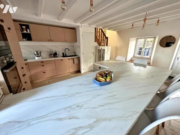 Maison rénovée avec garage et dépendances