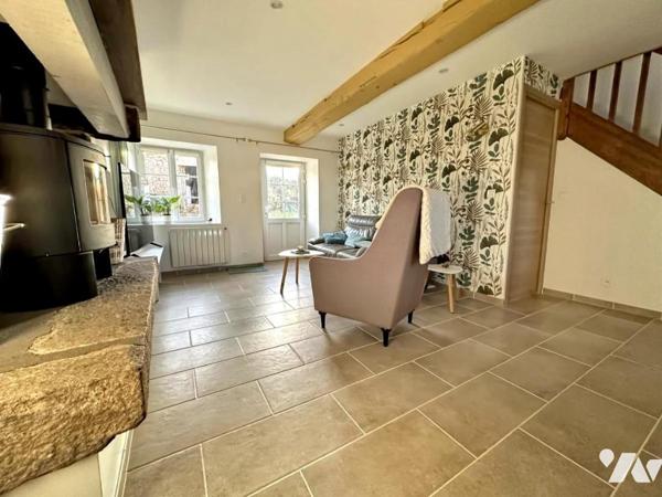 Maison rénovée avec garage et dépendances