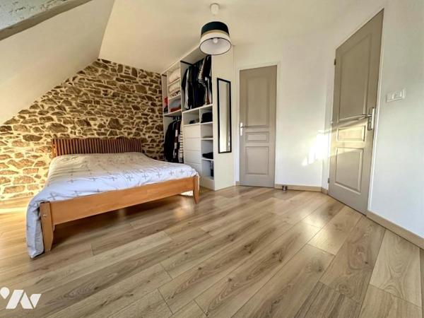 Maison rénovée avec garage et dépendances