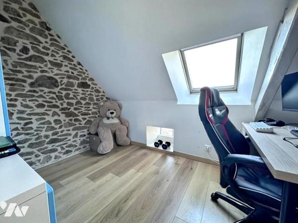 Maison rénovée avec garage et dépendances