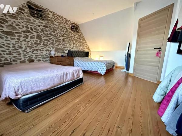 Maison rénovée avec garage et dépendances