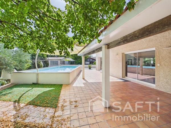 Maison de plain pied de 155 m2, 4 chambres, avec piscine, grand terrain et environnement calme