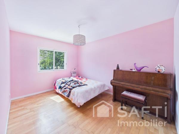 Maison de plain pied de 155 m2, 4 chambres, avec piscine, grand terrain et environnement calme