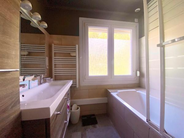 Maison rénovée, 3 chambres, avec jardin clos de 796 m².