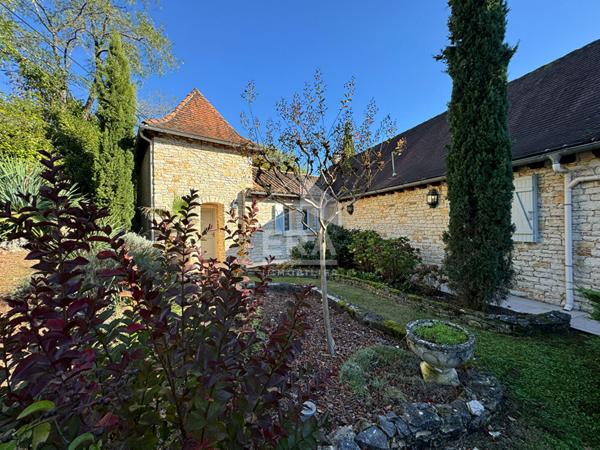 A vendre, belle Périgourdine aux portes de Périgueux type 8 avec piscine, pool house, spa et garages