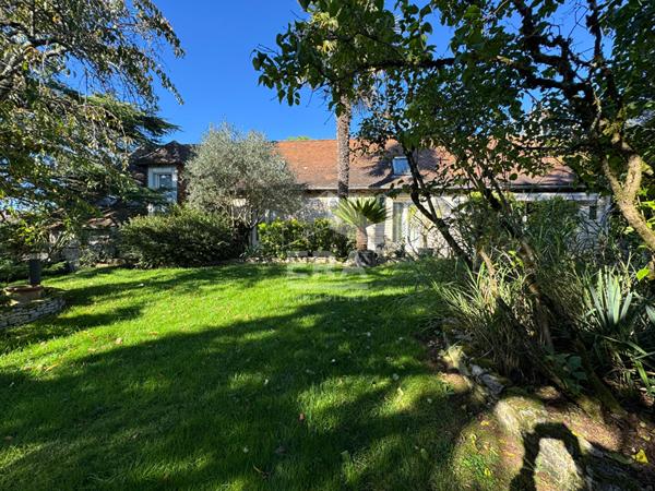 A vendre, belle Périgourdine aux portes de Périgueux type 8 avec piscine, pool house, spa et garages