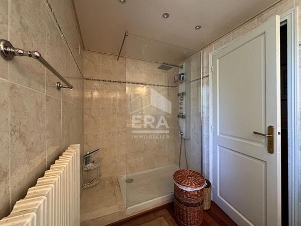 A vendre, belle Périgourdine aux portes de Périgueux type 8 avec piscine, pool house, spa et garages