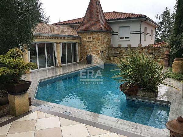 A vendre, belle Périgourdine aux portes de Périgueux type 8 avec piscine, pool house, spa et garages