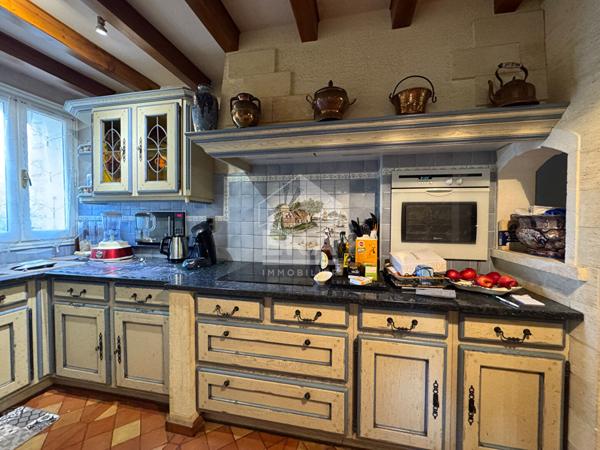 A vendre, belle Périgourdine aux portes de Périgueux type 8 avec piscine, pool house, spa et garages