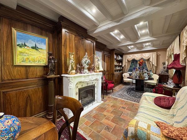 A vendre, belle Périgourdine aux portes de Périgueux type 8 avec piscine, pool house, spa et garages