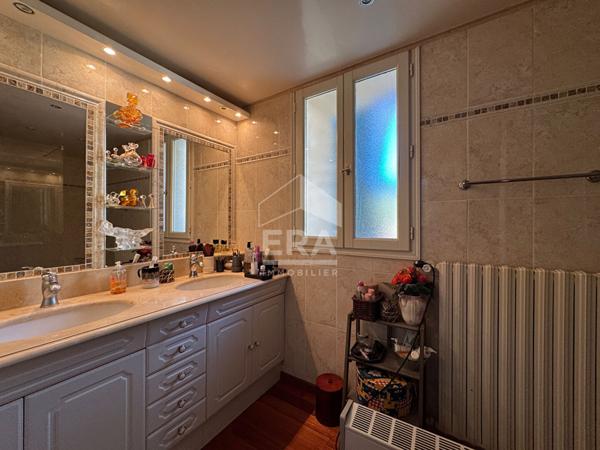 A vendre, belle Périgourdine aux portes de Périgueux type 8 avec piscine, pool house, spa et garages