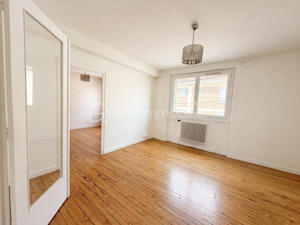 Situé au 2ᵉ étage d’un immeuble calme et proche du centre-ville, cet appartement séduit par son charme, sa luminosité et son agencement fonctionnel.

Il se compose d’une cuisine indépendante, d’un salon chaleureux, de deux chambres, d’une salle de bain avec WC séparé, ainsi que d'une loggia, pouvant être aménagée en espace détente ou en cellier 

Le salon et les chambres disposent d’un parquet très bien conservé, apportant une véritable touche d’authenticité et de caractère à l’ensemble du logement.

Vous profiterez également d’une agréable cour commune, d’un local à vélos commun ainsi que d’une cave privative. 
Des atouts qui font la différence au quotidien !

Côté technique, des travaux d’amélioration sont à prévoir afin d’optimiser le confort du logement, notamment :
-Une cuisine à moderniser selon vos envies.
-Une remise aux normes de l’installation électrique.
-Des travaux de plomberie afin de répondre aux standards actuels.
Derrière ces améliorations à prévoir se cachent de beaux volumes, et un cachet authentique qui ne demandent qu'à être révélés !

L’appartement bénéficie d’un emplacement privilégié, à proximité des commerces, services, transports, écoles et espaces verts. 
La proximité d’un parc permet de profiter d’un environnement agréable et verdoyant. 
Le quartier offre également un accès facilité aux principaux axes routiers et autoroutiers, idéal pour les déplacements quotidiens.

Le stationnement est particulièrement aisé, avec de nombreuses places disponibles.

Un T3 plein de charme, alliant cachet de l’ancien, potentiel d’aménagement et emplacement recherché. 
Idéal pour un couple, une famille ou un investissement de qualité !