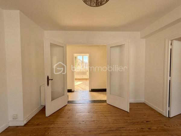 Situé au 2ᵉ étage d’un immeuble calme et proche du centre-ville, cet appartement séduit par son charme, sa luminosité et son agencement fonctionnel.

Il se compose d’une cuisine indépendante, d’un salon chaleureux, de deux chambres, d’une salle de bain avec WC séparé, ainsi que d'une loggia, pouvant être aménagée en espace détente ou en cellier 

Le salon et les chambres disposent d’un parquet très bien conservé, apportant une véritable touche d’authenticité et de caractère à l’ensemble du logement.

Vous profiterez également d’une agréable cour commune, d’un local à vélos commun ainsi que d’une cave privative. 
Des atouts qui font la différence au quotidien !

Côté technique, des travaux d’amélioration sont à prévoir afin d’optimiser le confort du logement, notamment :
-Une cuisine à moderniser selon vos envies.
-Une remise aux normes de l’installation électrique.
-Des travaux de plomberie afin de répondre aux standards actuels.
Derrière ces améliorations à prévoir se cachent de beaux volumes, et un cachet authentique qui ne demandent qu'à être révélés !

L’appartement bénéficie d’un emplacement privilégié, à proximité des commerces, services, transports, écoles et espaces verts. 
La proximité d’un parc permet de profiter d’un environnement agréable et verdoyant. 
Le quartier offre également un accès facilité aux principaux axes routiers et autoroutiers, idéal pour les déplacements quotidiens.

Le stationnement est particulièrement aisé, avec de nombreuses places disponibles.

Un T3 plein de charme, alliant cachet de l’ancien, potentiel d’aménagement et emplacement recherché. 
Idéal pour un couple, une famille ou un investissement de qualité !
