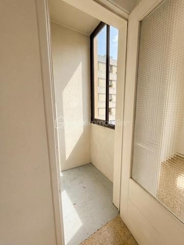 Situé au 2ᵉ étage d’un immeuble calme et proche du centre-ville, cet appartement séduit par son charme, sa luminosité et son agencement fonctionnel.

Il se compose d’une cuisine indépendante, d’un salon chaleureux, de deux chambres, d’une salle de bain avec WC séparé, ainsi que d'une loggia, pouvant être aménagée en espace détente ou en cellier 

Le salon et les chambres disposent d’un parquet très bien conservé, apportant une véritable touche d’authenticité et de caractère à l’ensemble du logement.

Vous profiterez également d’une agréable cour commune, d’un local à vélos commun ainsi que d’une cave privative. 
Des atouts qui font la différence au quotidien !

Côté technique, des travaux d’amélioration sont à prévoir afin d’optimiser le confort du logement, notamment :
-Une cuisine à moderniser selon vos envies.
-Une remise aux normes de l’installation électrique.
-Des travaux de plomberie afin de répondre aux standards actuels.
Derrière ces améliorations à prévoir se cachent de beaux volumes, et un cachet authentique qui ne demandent qu'à être révélés !

L’appartement bénéficie d’un emplacement privilégié, à proximité des commerces, services, transports, écoles et espaces verts. 
La proximité d’un parc permet de profiter d’un environnement agréable et verdoyant. 
Le quartier offre également un accès facilité aux principaux axes routiers et autoroutiers, idéal pour les déplacements quotidiens.

Le stationnement est particulièrement aisé, avec de nombreuses places disponibles.

Un T3 plein de charme, alliant cachet de l’ancien, potentiel d’aménagement et emplacement recherché. 
Idéal pour un couple, une famille ou un investissement de qualité !