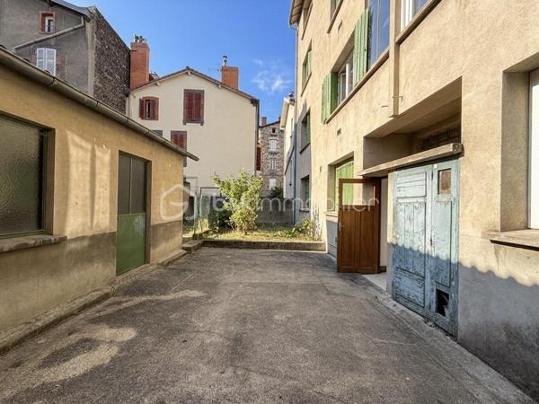 Situé au 2ᵉ étage d’un immeuble calme et proche du centre-ville, cet appartement séduit par son charme, sa luminosité et son agencement fonctionnel.

Il se compose d’une cuisine indépendante, d’un salon chaleureux, de deux chambres, d’une salle de bain avec WC séparé, ainsi que d'une loggia, pouvant être aménagée en espace détente ou en cellier 

Le salon et les chambres disposent d’un parquet très bien conservé, apportant une véritable touche d’authenticité et de caractère à l’ensemble du logement.

Vous profiterez également d’une agréable cour commune, d’un local à vélos commun ainsi que d’une cave privative. 
Des atouts qui font la différence au quotidien !

Côté technique, des travaux d’amélioration sont à prévoir afin d’optimiser le confort du logement, notamment :
-Une cuisine à moderniser selon vos envies.
-Une remise aux normes de l’installation électrique.
-Des travaux de plomberie afin de répondre aux standards actuels.
Derrière ces améliorations à prévoir se cachent de beaux volumes, et un cachet authentique qui ne demandent qu'à être révélés !

L’appartement bénéficie d’un emplacement privilégié, à proximité des commerces, services, transports, écoles et espaces verts. 
La proximité d’un parc permet de profiter d’un environnement agréable et verdoyant. 
Le quartier offre également un accès facilité aux principaux axes routiers et autoroutiers, idéal pour les déplacements quotidiens.

Le stationnement est particulièrement aisé, avec de nombreuses places disponibles.

Un T3 plein de charme, alliant cachet de l’ancien, potentiel d’aménagement et emplacement recherché. 
Idéal pour un couple, une famille ou un investissement de qualité !