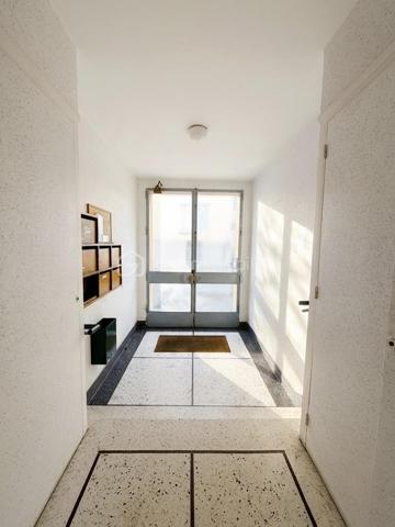 Situé au 2ᵉ étage d’un immeuble calme et proche du centre-ville, cet appartement séduit par son charme, sa luminosité et son agencement fonctionnel.

Il se compose d’une cuisine indépendante, d’un salon chaleureux, de deux chambres, d’une salle de bain avec WC séparé, ainsi que d'une loggia, pouvant être aménagée en espace détente ou en cellier 

Le salon et les chambres disposent d’un parquet très bien conservé, apportant une véritable touche d’authenticité et de caractère à l’ensemble du logement.

Vous profiterez également d’une agréable cour commune, d’un local à vélos commun ainsi que d’une cave privative. 
Des atouts qui font la différence au quotidien !

Côté technique, des travaux d’amélioration sont à prévoir afin d’optimiser le confort du logement, notamment :
-Une cuisine à moderniser selon vos envies.
-Une remise aux normes de l’installation électrique.
-Des travaux de plomberie afin de répondre aux standards actuels.
Derrière ces améliorations à prévoir se cachent de beaux volumes, et un cachet authentique qui ne demandent qu'à être révélés !

L’appartement bénéficie d’un emplacement privilégié, à proximité des commerces, services, transports, écoles et espaces verts. 
La proximité d’un parc permet de profiter d’un environnement agréable et verdoyant. 
Le quartier offre également un accès facilité aux principaux axes routiers et autoroutiers, idéal pour les déplacements quotidiens.

Le stationnement est particulièrement aisé, avec de nombreuses places disponibles.

Un T3 plein de charme, alliant cachet de l’ancien, potentiel d’aménagement et emplacement recherché. 
Idéal pour un couple, une famille ou un investissement de qualité !