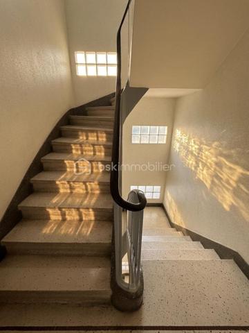 Situé au 2ᵉ étage d’un immeuble calme et proche du centre-ville, cet appartement séduit par son charme, sa luminosité et son agencement fonctionnel.

Il se compose d’une cuisine indépendante, d’un salon chaleureux, de deux chambres, d’une salle de bain avec WC séparé, ainsi que d'une loggia, pouvant être aménagée en espace détente ou en cellier 

Le salon et les chambres disposent d’un parquet très bien conservé, apportant une véritable touche d’authenticité et de caractère à l’ensemble du logement.

Vous profiterez également d’une agréable cour commune, d’un local à vélos commun ainsi que d’une cave privative. 
Des atouts qui font la différence au quotidien !

Côté technique, des travaux d’amélioration sont à prévoir afin d’optimiser le confort du logement, notamment :
-Une cuisine à moderniser selon vos envies.
-Une remise aux normes de l’installation électrique.
-Des travaux de plomberie afin de répondre aux standards actuels.
Derrière ces améliorations à prévoir se cachent de beaux volumes, et un cachet authentique qui ne demandent qu'à être révélés !

L’appartement bénéficie d’un emplacement privilégié, à proximité des commerces, services, transports, écoles et espaces verts. 
La proximité d’un parc permet de profiter d’un environnement agréable et verdoyant. 
Le quartier offre également un accès facilité aux principaux axes routiers et autoroutiers, idéal pour les déplacements quotidiens.

Le stationnement est particulièrement aisé, avec de nombreuses places disponibles.

Un T3 plein de charme, alliant cachet de l’ancien, potentiel d’aménagement et emplacement recherché. 
Idéal pour un couple, une famille ou un investissement de qualité !
