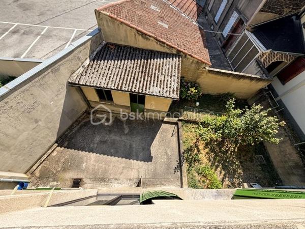Situé au 2ᵉ étage d’un immeuble calme et proche du centre-ville, cet appartement séduit par son charme, sa luminosité et son agencement fonctionnel.

Il se compose d’une cuisine indépendante, d’un salon chaleureux, de deux chambres, d’une salle de bain avec WC séparé, ainsi que d'une loggia, pouvant être aménagée en espace détente ou en cellier 

Le salon et les chambres disposent d’un parquet très bien conservé, apportant une véritable touche d’authenticité et de caractère à l’ensemble du logement.

Vous profiterez également d’une agréable cour commune, d’un local à vélos commun ainsi que d’une cave privative. 
Des atouts qui font la différence au quotidien !

Côté technique, des travaux d’amélioration sont à prévoir afin d’optimiser le confort du logement, notamment :
-Une cuisine à moderniser selon vos envies.
-Une remise aux normes de l’installation électrique.
-Des travaux de plomberie afin de répondre aux standards actuels.
Derrière ces améliorations à prévoir se cachent de beaux volumes, et un cachet authentique qui ne demandent qu'à être révélés !

L’appartement bénéficie d’un emplacement privilégié, à proximité des commerces, services, transports, écoles et espaces verts. 
La proximité d’un parc permet de profiter d’un environnement agréable et verdoyant. 
Le quartier offre également un accès facilité aux principaux axes routiers et autoroutiers, idéal pour les déplacements quotidiens.

Le stationnement est particulièrement aisé, avec de nombreuses places disponibles.

Un T3 plein de charme, alliant cachet de l’ancien, potentiel d’aménagement et emplacement recherché. 
Idéal pour un couple, une famille ou un investissement de qualité !