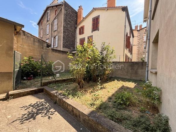 Situé au 2ᵉ étage d’un immeuble calme et proche du centre-ville, cet appartement séduit par son charme, sa luminosité et son agencement fonctionnel.

Il se compose d’une cuisine indépendante, d’un salon chaleureux, de deux chambres, d’une salle de bain avec WC séparé, ainsi que d'une loggia, pouvant être aménagée en espace détente ou en cellier 

Le salon et les chambres disposent d’un parquet très bien conservé, apportant une véritable touche d’authenticité et de caractère à l’ensemble du logement.

Vous profiterez également d’une agréable cour commune, d’un local à vélos commun ainsi que d’une cave privative. 
Des atouts qui font la différence au quotidien !

Côté technique, des travaux d’amélioration sont à prévoir afin d’optimiser le confort du logement, notamment :
-Une cuisine à moderniser selon vos envies.
-Une remise aux normes de l’installation électrique.
-Des travaux de plomberie afin de répondre aux standards actuels.
Derrière ces améliorations à prévoir se cachent de beaux volumes, et un cachet authentique qui ne demandent qu'à être révélés !

L’appartement bénéficie d’un emplacement privilégié, à proximité des commerces, services, transports, écoles et espaces verts. 
La proximité d’un parc permet de profiter d’un environnement agréable et verdoyant. 
Le quartier offre également un accès facilité aux principaux axes routiers et autoroutiers, idéal pour les déplacements quotidiens.

Le stationnement est particulièrement aisé, avec de nombreuses places disponibles.

Un T3 plein de charme, alliant cachet de l’ancien, potentiel d’aménagement et emplacement recherché. 
Idéal pour un couple, une famille ou un investissement de qualité !