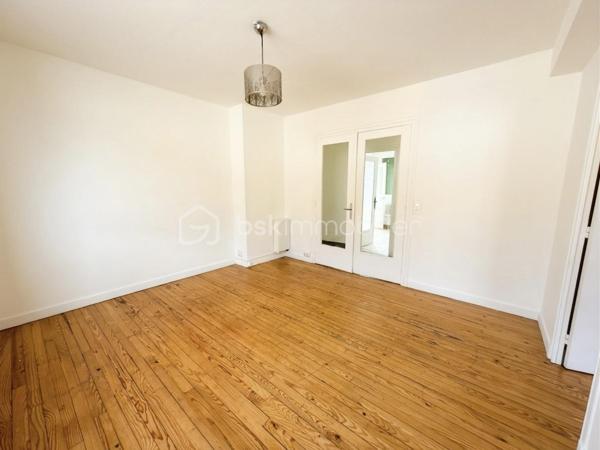 Situé au 2ᵉ étage d’un immeuble calme et proche du centre-ville, cet appartement séduit par son charme, sa luminosité et son agencement fonctionnel.

Il se compose d’une cuisine indépendante, d’un salon chaleureux, de deux chambres, d’une salle de bain avec WC séparé, ainsi que d'une loggia, pouvant être aménagée en espace détente ou en cellier 

Le salon et les chambres disposent d’un parquet très bien conservé, apportant une véritable touche d’authenticité et de caractère à l’ensemble du logement.

Vous profiterez également d’une agréable cour commune, d’un local à vélos commun ainsi que d’une cave privative. 
Des atouts qui font la différence au quotidien !

Côté technique, des travaux d’amélioration sont à prévoir afin d’optimiser le confort du logement, notamment :
-Une cuisine à moderniser selon vos envies.
-Une remise aux normes de l’installation électrique.
-Des travaux de plomberie afin de répondre aux standards actuels.
Derrière ces améliorations à prévoir se cachent de beaux volumes, et un cachet authentique qui ne demandent qu'à être révélés !

L’appartement bénéficie d’un emplacement privilégié, à proximité des commerces, services, transports, écoles et espaces verts. 
La proximité d’un parc permet de profiter d’un environnement agréable et verdoyant. 
Le quartier offre également un accès facilité aux principaux axes routiers et autoroutiers, idéal pour les déplacements quotidiens.

Le stationnement est particulièrement aisé, avec de nombreuses places disponibles.

Un T3 plein de charme, alliant cachet de l’ancien, potentiel d’aménagement et emplacement recherché. 
Idéal pour un couple, une famille ou un investissement de qualité !