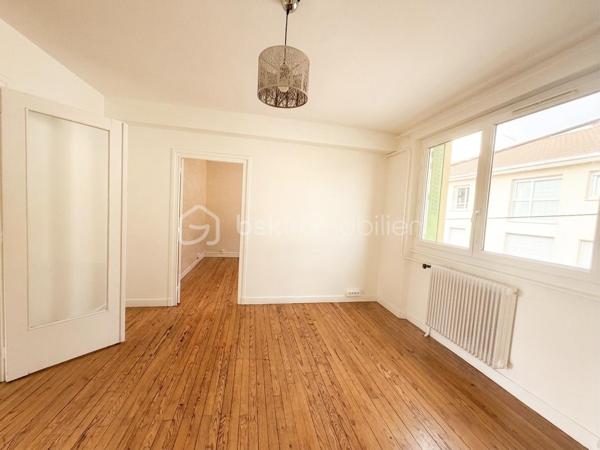 Situé au 2ᵉ étage d’un immeuble calme et proche du centre-ville, cet appartement séduit par son charme, sa luminosité et son agencement fonctionnel.

Il se compose d’une cuisine indépendante, d’un salon chaleureux, de deux chambres, d’une salle de bain avec WC séparé, ainsi que d'une loggia, pouvant être aménagée en espace détente ou en cellier 

Le salon et les chambres disposent d’un parquet très bien conservé, apportant une véritable touche d’authenticité et de caractère à l’ensemble du logement.

Vous profiterez également d’une agréable cour commune, d’un local à vélos commun ainsi que d’une cave privative. 
Des atouts qui font la différence au quotidien !

Côté technique, des travaux d’amélioration sont à prévoir afin d’optimiser le confort du logement, notamment :
-Une cuisine à moderniser selon vos envies.
-Une remise aux normes de l’installation électrique.
-Des travaux de plomberie afin de répondre aux standards actuels.
Derrière ces améliorations à prévoir se cachent de beaux volumes, et un cachet authentique qui ne demandent qu'à être révélés !

L’appartement bénéficie d’un emplacement privilégié, à proximité des commerces, services, transports, écoles et espaces verts. 
La proximité d’un parc permet de profiter d’un environnement agréable et verdoyant. 
Le quartier offre également un accès facilité aux principaux axes routiers et autoroutiers, idéal pour les déplacements quotidiens.

Le stationnement est particulièrement aisé, avec de nombreuses places disponibles.

Un T3 plein de charme, alliant cachet de l’ancien, potentiel d’aménagement et emplacement recherché. 
Idéal pour un couple, une famille ou un investissement de qualité !