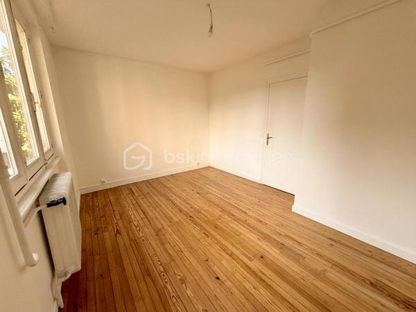 Situé au 2ᵉ étage d’un immeuble calme et proche du centre-ville, cet appartement séduit par son charme, sa luminosité et son agencement fonctionnel.

Il se compose d’une cuisine indépendante, d’un salon chaleureux, de deux chambres, d’une salle de bain avec WC séparé, ainsi que d'une loggia, pouvant être aménagée en espace détente ou en cellier 

Le salon et les chambres disposent d’un parquet très bien conservé, apportant une véritable touche d’authenticité et de caractère à l’ensemble du logement.

Vous profiterez également d’une agréable cour commune, d’un local à vélos commun ainsi que d’une cave privative. 
Des atouts qui font la différence au quotidien !

Côté technique, des travaux d’amélioration sont à prévoir afin d’optimiser le confort du logement, notamment :
-Une cuisine à moderniser selon vos envies.
-Une remise aux normes de l’installation électrique.
-Des travaux de plomberie afin de répondre aux standards actuels.
Derrière ces améliorations à prévoir se cachent de beaux volumes, et un cachet authentique qui ne demandent qu'à être révélés !

L’appartement bénéficie d’un emplacement privilégié, à proximité des commerces, services, transports, écoles et espaces verts. 
La proximité d’un parc permet de profiter d’un environnement agréable et verdoyant. 
Le quartier offre également un accès facilité aux principaux axes routiers et autoroutiers, idéal pour les déplacements quotidiens.

Le stationnement est particulièrement aisé, avec de nombreuses places disponibles.

Un T3 plein de charme, alliant cachet de l’ancien, potentiel d’aménagement et emplacement recherché. 
Idéal pour un couple, une famille ou un investissement de qualité !