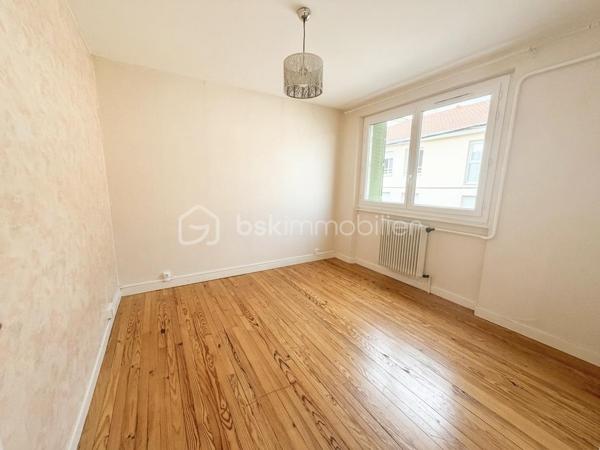Situé au 2ᵉ étage d’un immeuble calme et proche du centre-ville, cet appartement séduit par son charme, sa luminosité et son agencement fonctionnel.

Il se compose d’une cuisine indépendante, d’un salon chaleureux, de deux chambres, d’une salle de bain avec WC séparé, ainsi que d'une loggia, pouvant être aménagée en espace détente ou en cellier 

Le salon et les chambres disposent d’un parquet très bien conservé, apportant une véritable touche d’authenticité et de caractère à l’ensemble du logement.

Vous profiterez également d’une agréable cour commune, d’un local à vélos commun ainsi que d’une cave privative. 
Des atouts qui font la différence au quotidien !

Côté technique, des travaux d’amélioration sont à prévoir afin d’optimiser le confort du logement, notamment :
-Une cuisine à moderniser selon vos envies.
-Une remise aux normes de l’installation électrique.
-Des travaux de plomberie afin de répondre aux standards actuels.
Derrière ces améliorations à prévoir se cachent de beaux volumes, et un cachet authentique qui ne demandent qu'à être révélés !

L’appartement bénéficie d’un emplacement privilégié, à proximité des commerces, services, transports, écoles et espaces verts. 
La proximité d’un parc permet de profiter d’un environnement agréable et verdoyant. 
Le quartier offre également un accès facilité aux principaux axes routiers et autoroutiers, idéal pour les déplacements quotidiens.

Le stationnement est particulièrement aisé, avec de nombreuses places disponibles.

Un T3 plein de charme, alliant cachet de l’ancien, potentiel d’aménagement et emplacement recherché. 
Idéal pour un couple, une famille ou un investissement de qualité !