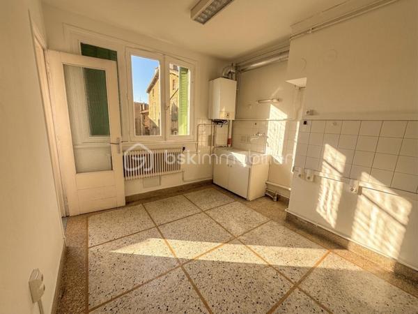 Situé au 2ᵉ étage d’un immeuble calme et proche du centre-ville, cet appartement séduit par son charme, sa luminosité et son agencement fonctionnel.

Il se compose d’une cuisine indépendante, d’un salon chaleureux, de deux chambres, d’une salle de bain avec WC séparé, ainsi que d'une loggia, pouvant être aménagée en espace détente ou en cellier 

Le salon et les chambres disposent d’un parquet très bien conservé, apportant une véritable touche d’authenticité et de caractère à l’ensemble du logement.

Vous profiterez également d’une agréable cour commune, d’un local à vélos commun ainsi que d’une cave privative. 
Des atouts qui font la différence au quotidien !

Côté technique, des travaux d’amélioration sont à prévoir afin d’optimiser le confort du logement, notamment :
-Une cuisine à moderniser selon vos envies.
-Une remise aux normes de l’installation électrique.
-Des travaux de plomberie afin de répondre aux standards actuels.
Derrière ces améliorations à prévoir se cachent de beaux volumes, et un cachet authentique qui ne demandent qu'à être révélés !

L’appartement bénéficie d’un emplacement privilégié, à proximité des commerces, services, transports, écoles et espaces verts. 
La proximité d’un parc permet de profiter d’un environnement agréable et verdoyant. 
Le quartier offre également un accès facilité aux principaux axes routiers et autoroutiers, idéal pour les déplacements quotidiens.

Le stationnement est particulièrement aisé, avec de nombreuses places disponibles.

Un T3 plein de charme, alliant cachet de l’ancien, potentiel d’aménagement et emplacement recherché. 
Idéal pour un couple, une famille ou un investissement de qualité !